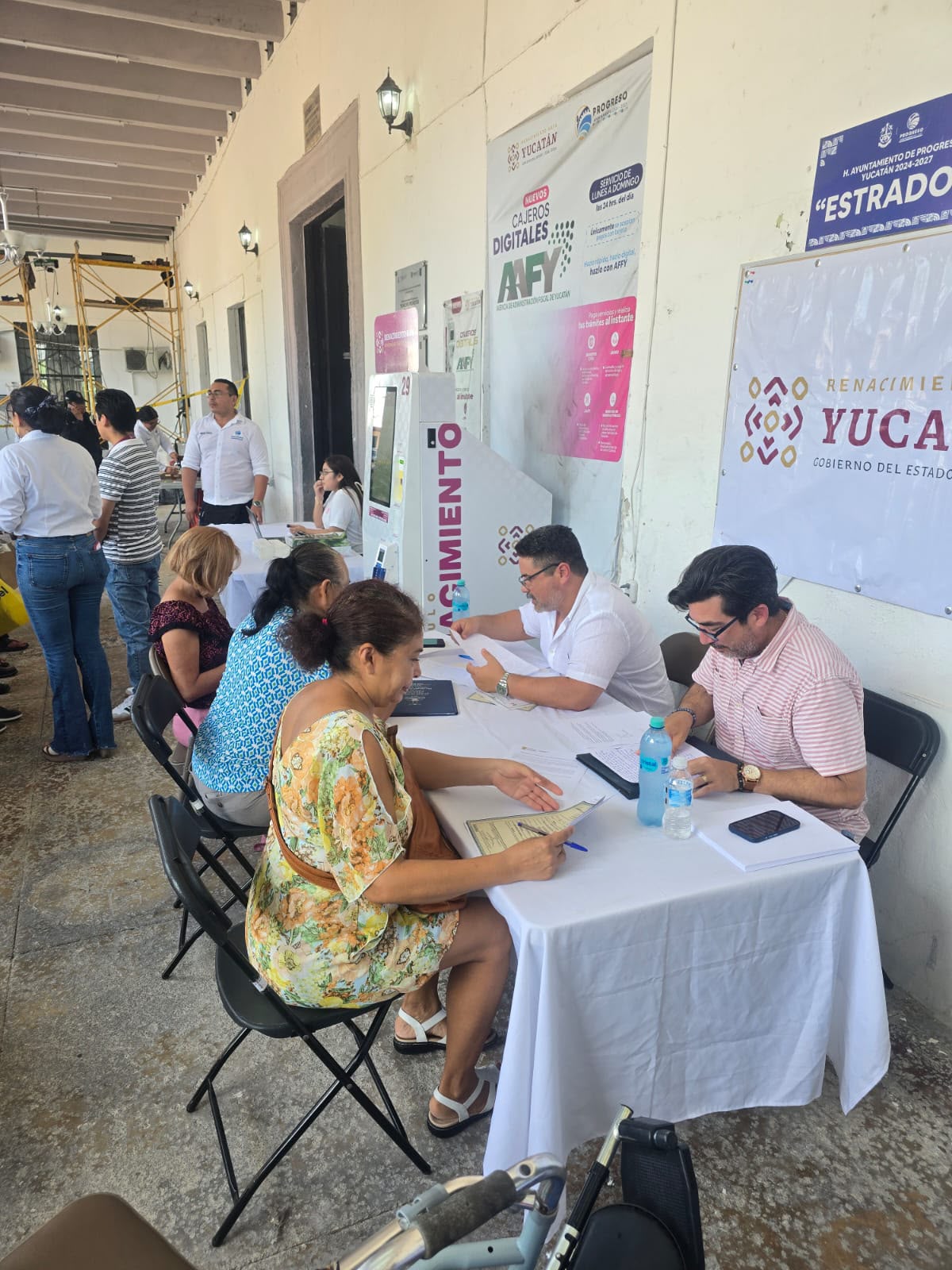 Orientación y revisión de documentos en las mesas de atención.