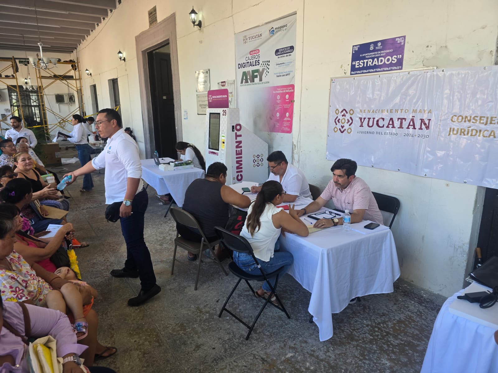 Atención a asistentes durante la jornada testamentaria en Progreso.